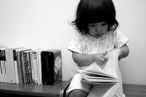 Ребенок учится читать