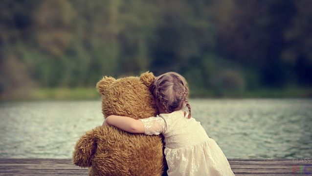 Девочка обняла плюшевого медведя