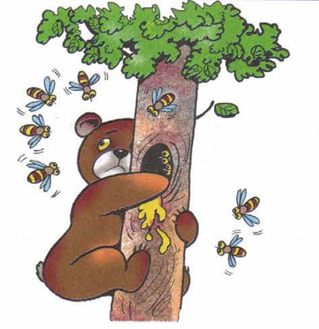 Медведь лезет на дерево за медом